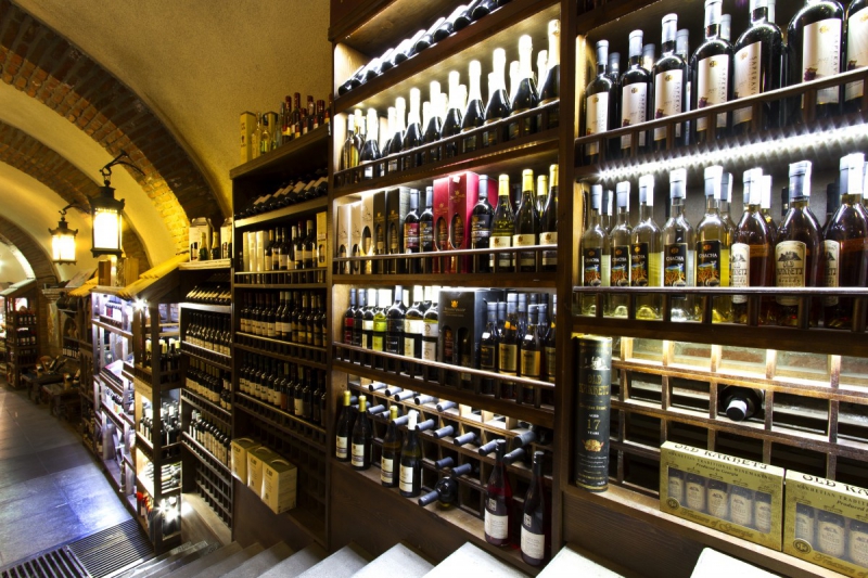 ecommerce-SAORGE-min_world_street_travel_shop_canon_georgia_wine_bottles-429767